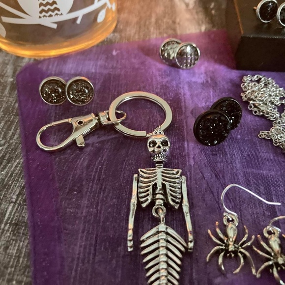 Gothic silver and black jewelry set - Picture 4 of 4